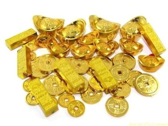 batangan emas dan koin sebagai jimat keberuntungan