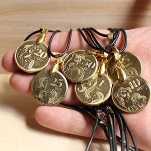 Liontin terbuat dari koin